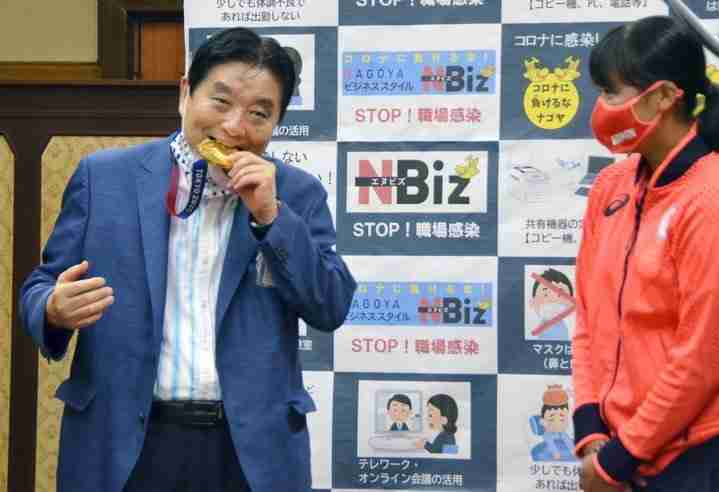 This Japanese Mayor Has Apologized For Chomping On An Athlete’s Olympic Gold Medal